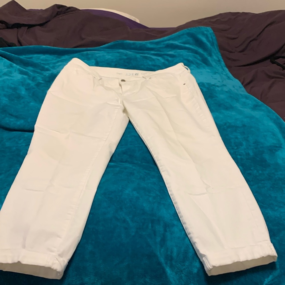 White Capri jeans in a 16.